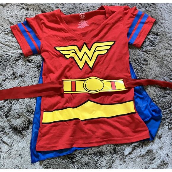 DC Comics Wonder Woman T-Shirt With Removable Cape And Belt. Size L (Teen). EUC - Picture 1 of 4